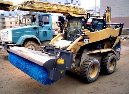 Аренда CATERPILLAR с угловой щеткой BA18 Угловая щетка CAT